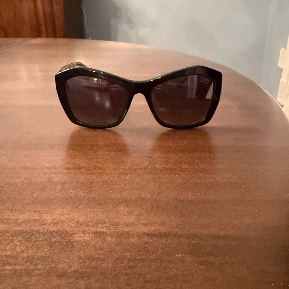 CHANEL Elegant Black Sunglasses